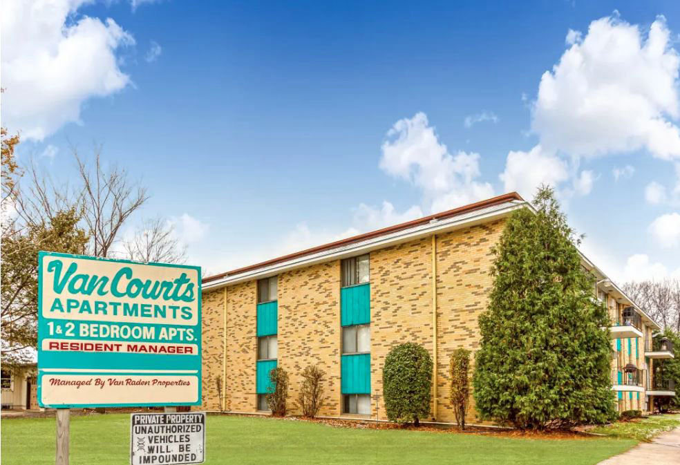 Van Courts Apartment